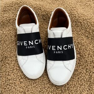 Black and white te Givenchy sneakers